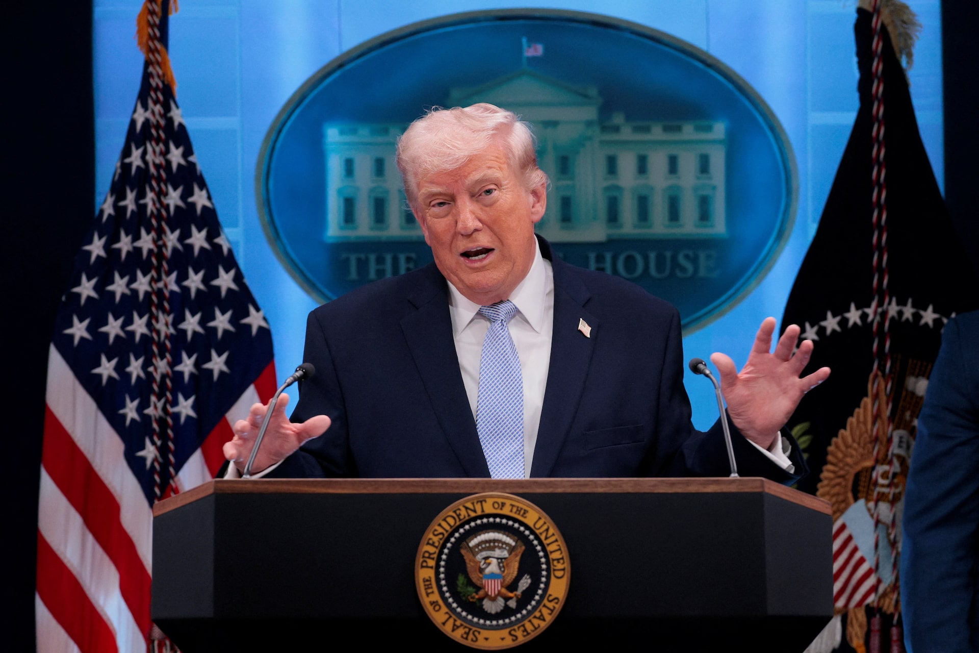 Trump: Fransa sınırlarını derhal kapatmalı