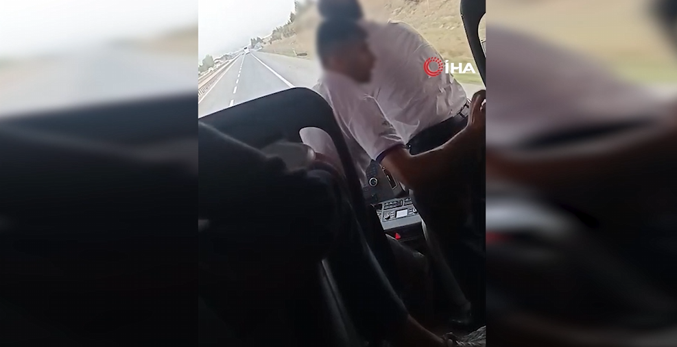 Pes dedirten anlar: Otobüs seyir halindeyken şoför değişimi yaptılar