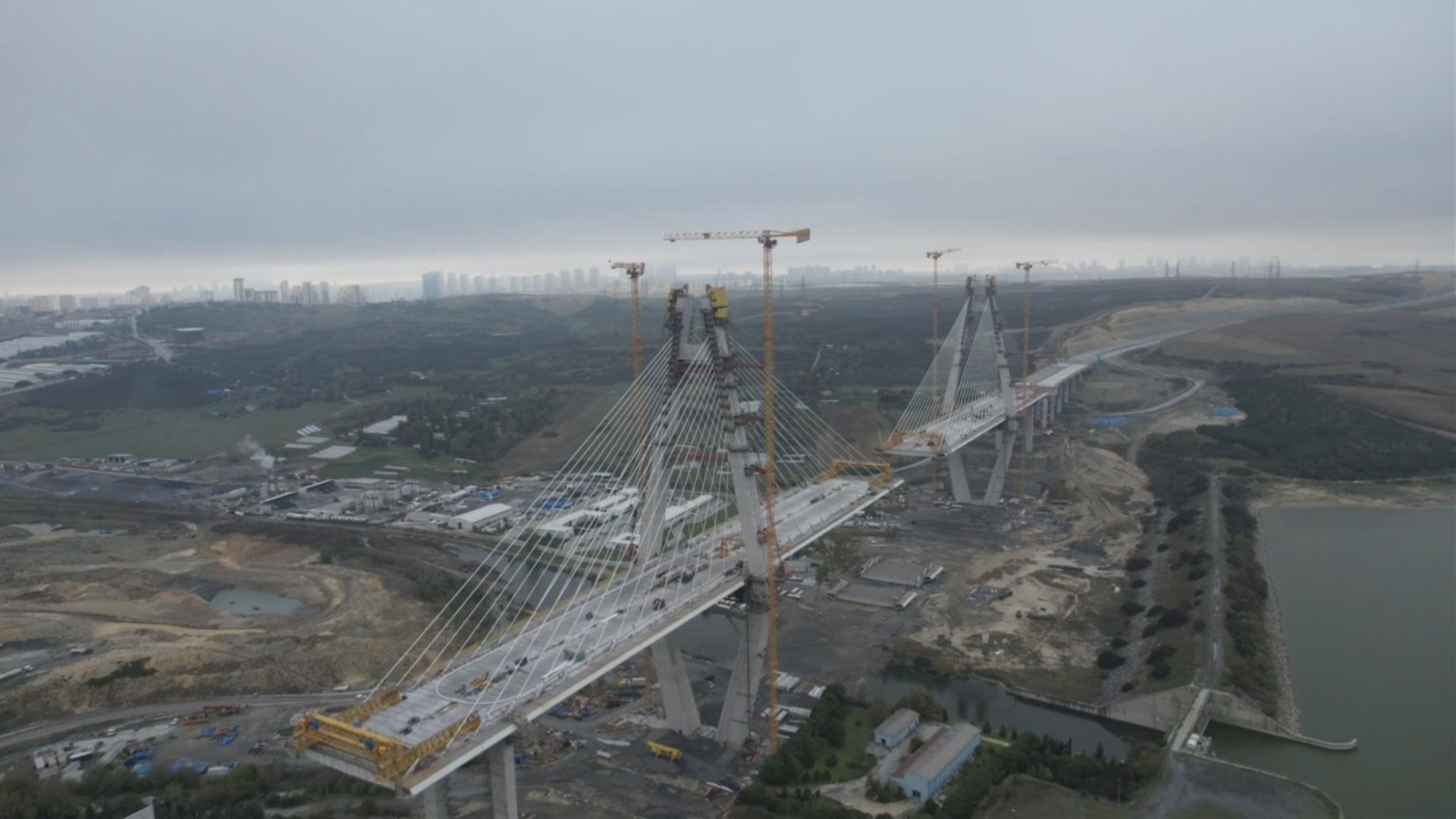 İstanbul'a 8 şeritli yeni köprü geliyor. 196 metre yüksekliğindeki kuleler yükseliyor