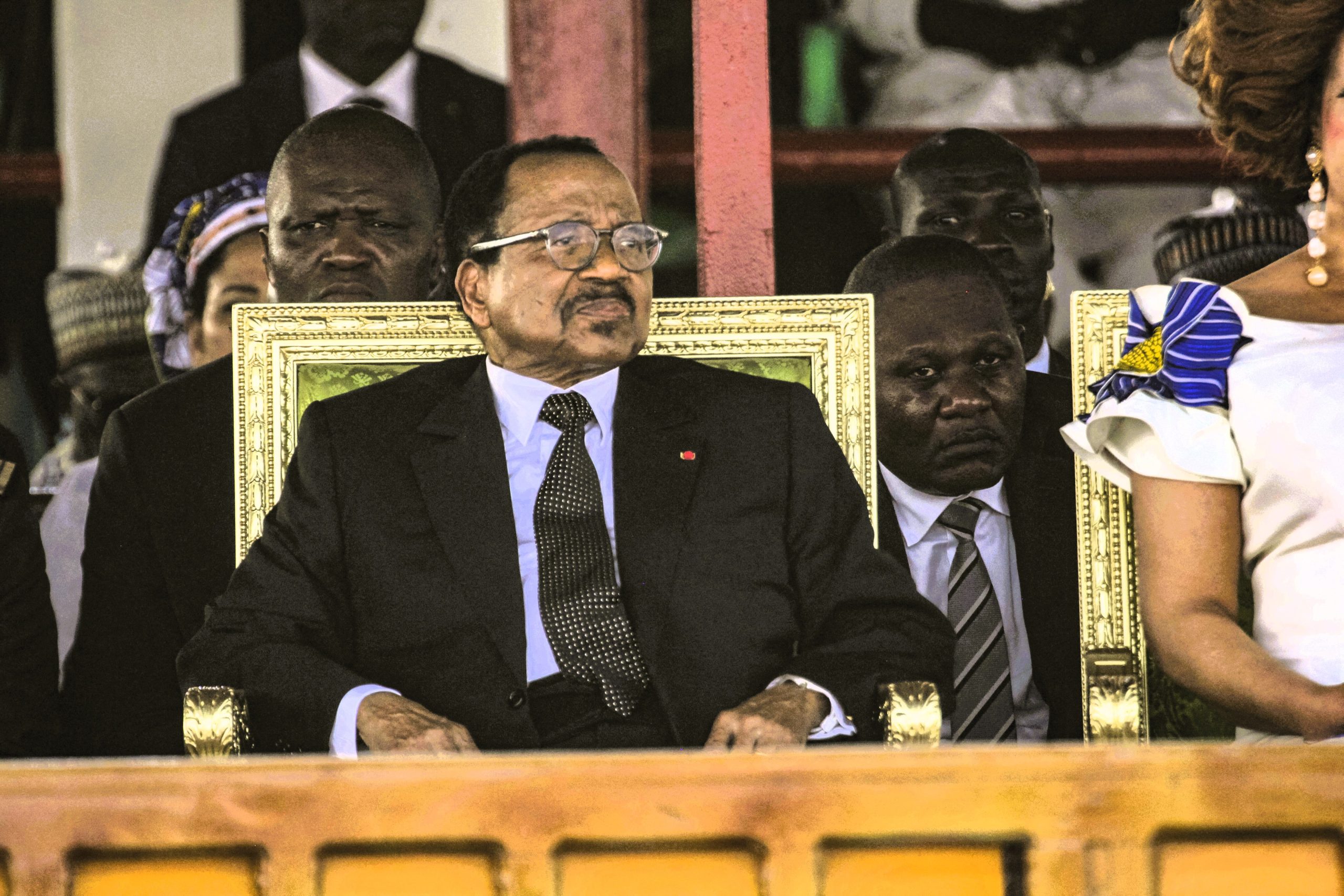 10 haftadır ortada yoktu, "Öldü" diyenler bile vardı. Kamerun'un yaşlı lideri ülkesine döndü