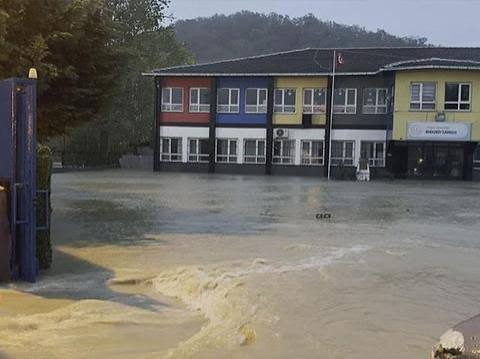 İstanbul'da yarın okullar tatil edildi