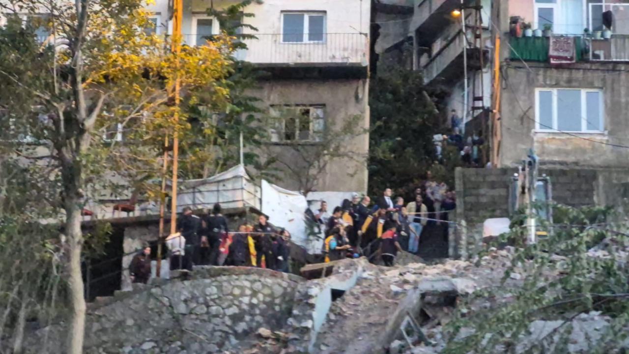 Zonguldak'ta bina çöktü: Enkazda kalan 2 kişiden 1i kurtarıldı