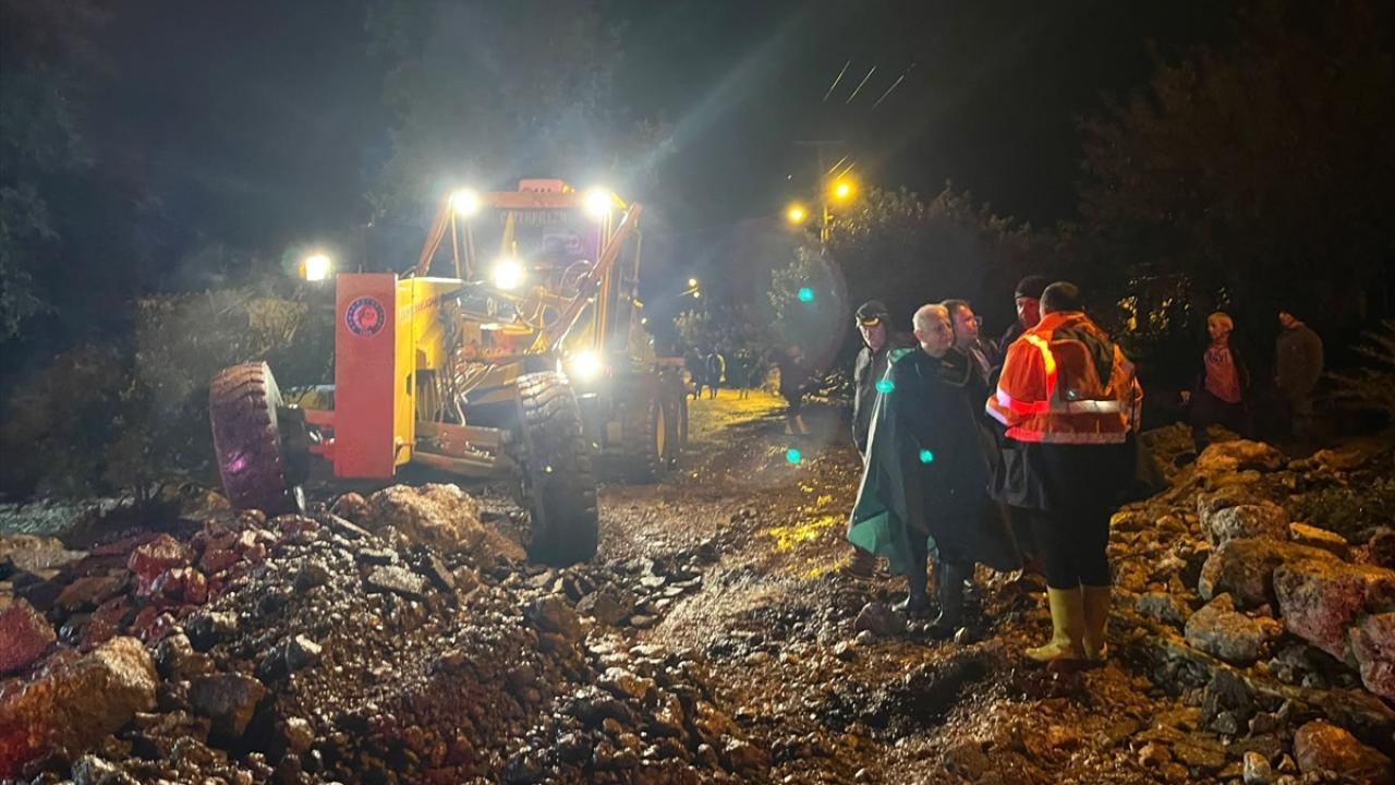 Antalya'da sağanak sele neden oldu: Evler, yollar ve seraları su bastı