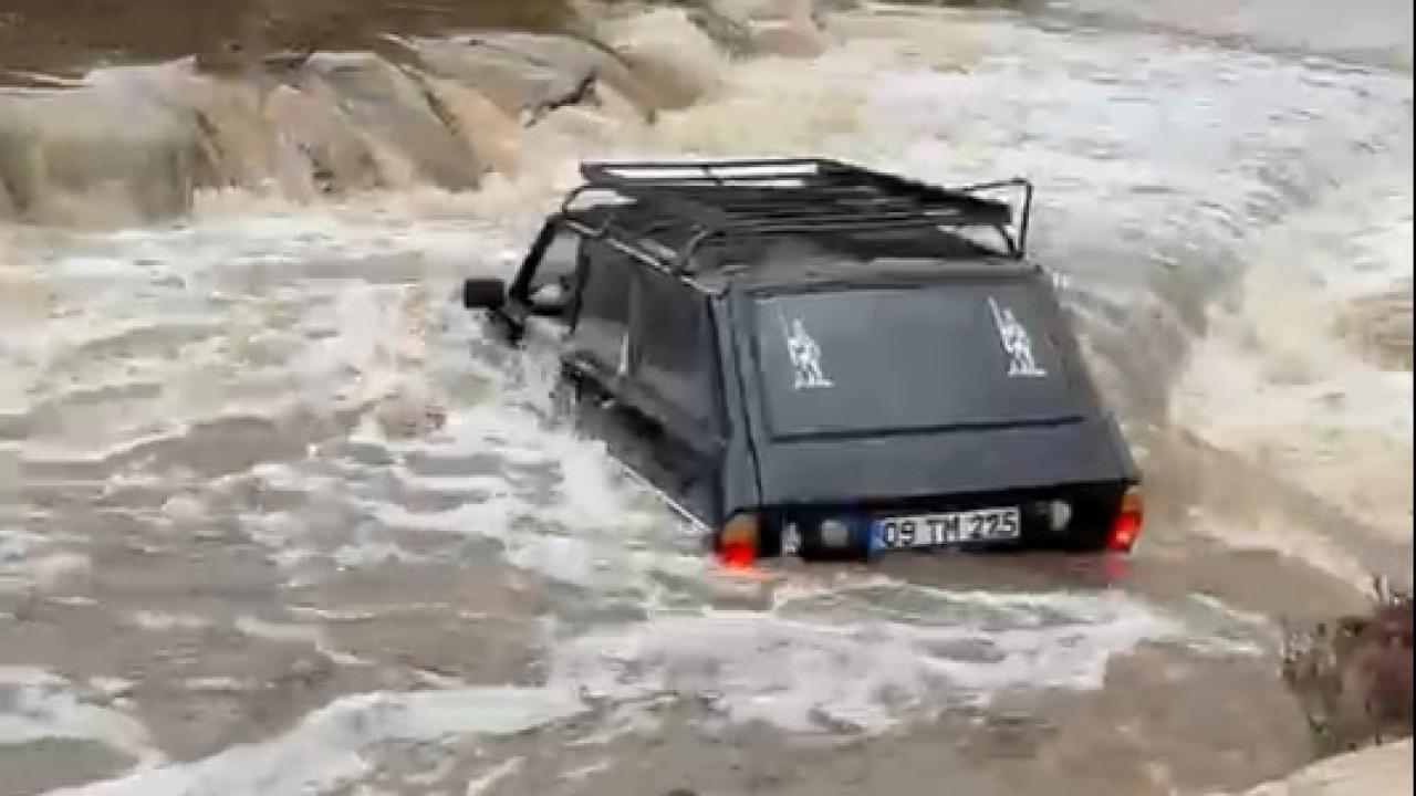 Aydın'da taşan dereden geçmeye çalışan otomobil sele kapıldı