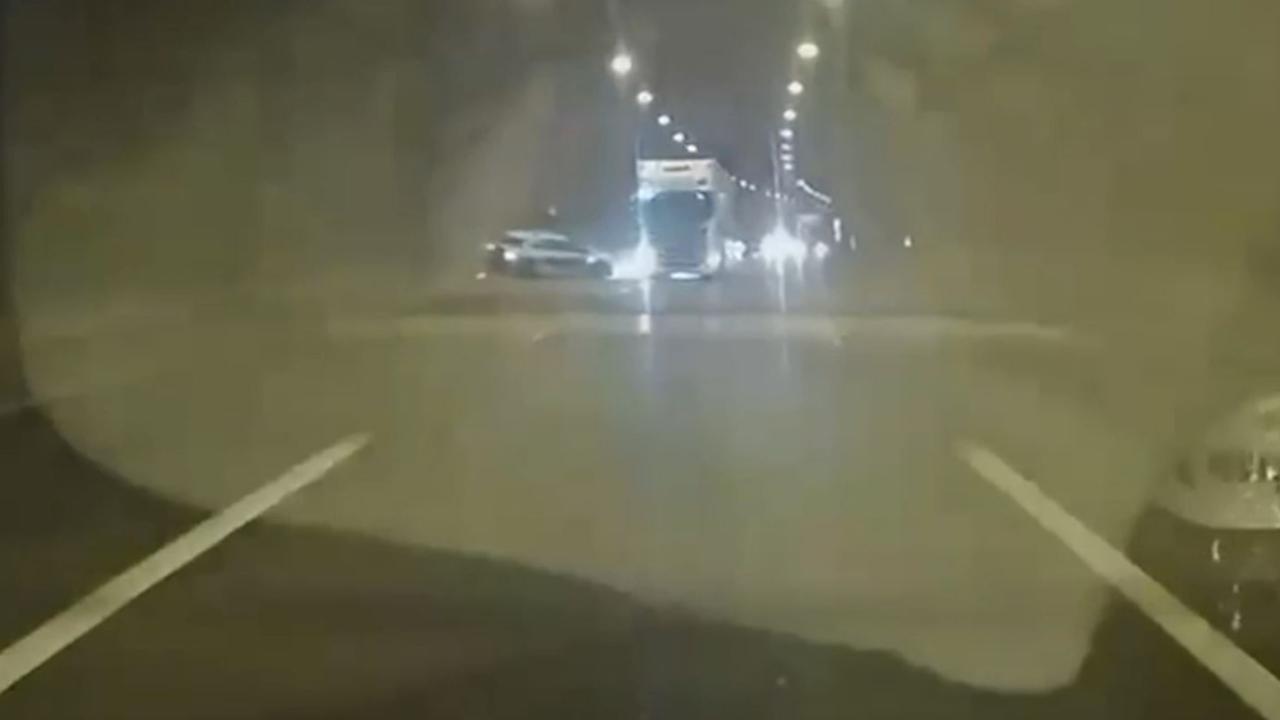 Bolu Dağı Tüneli'nde tırın çarptığı otomobil takla attı: 4 yaralı