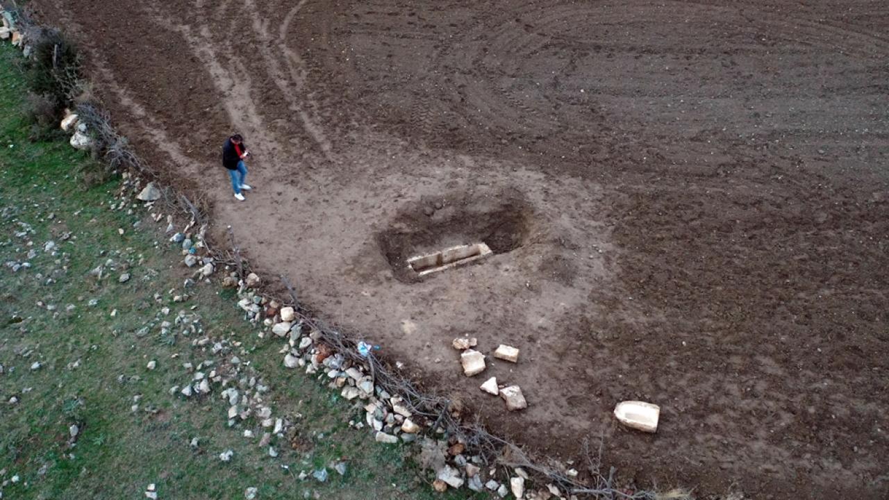 Kastamonu'da tarlasını süren çiftçi lahit buldu